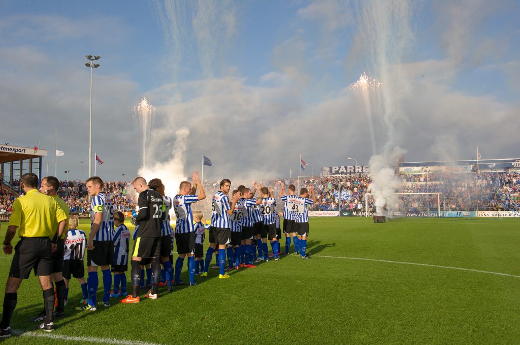 01-11-2014: Voetbal: Quick Boys v Katwijk: Katwijk
Quick Boys line up, sfeeraktie supporters
Hoofdklasse B zaterdag