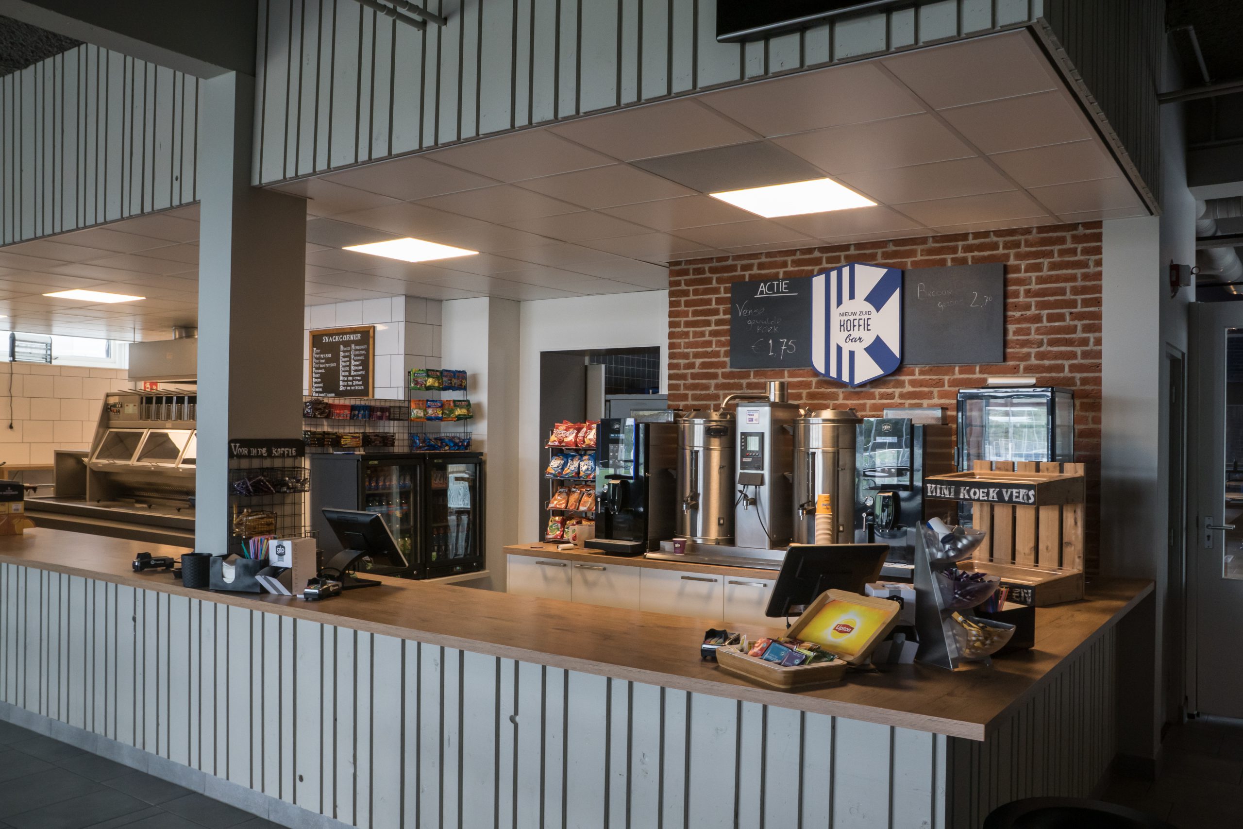 Vrijwilliger koffiehoek chez Quick Boys