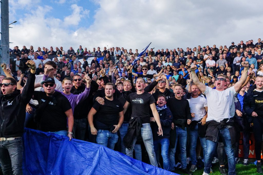 supporters, sfeer, tribune, feest, derby, winst, juichen, goal (19)