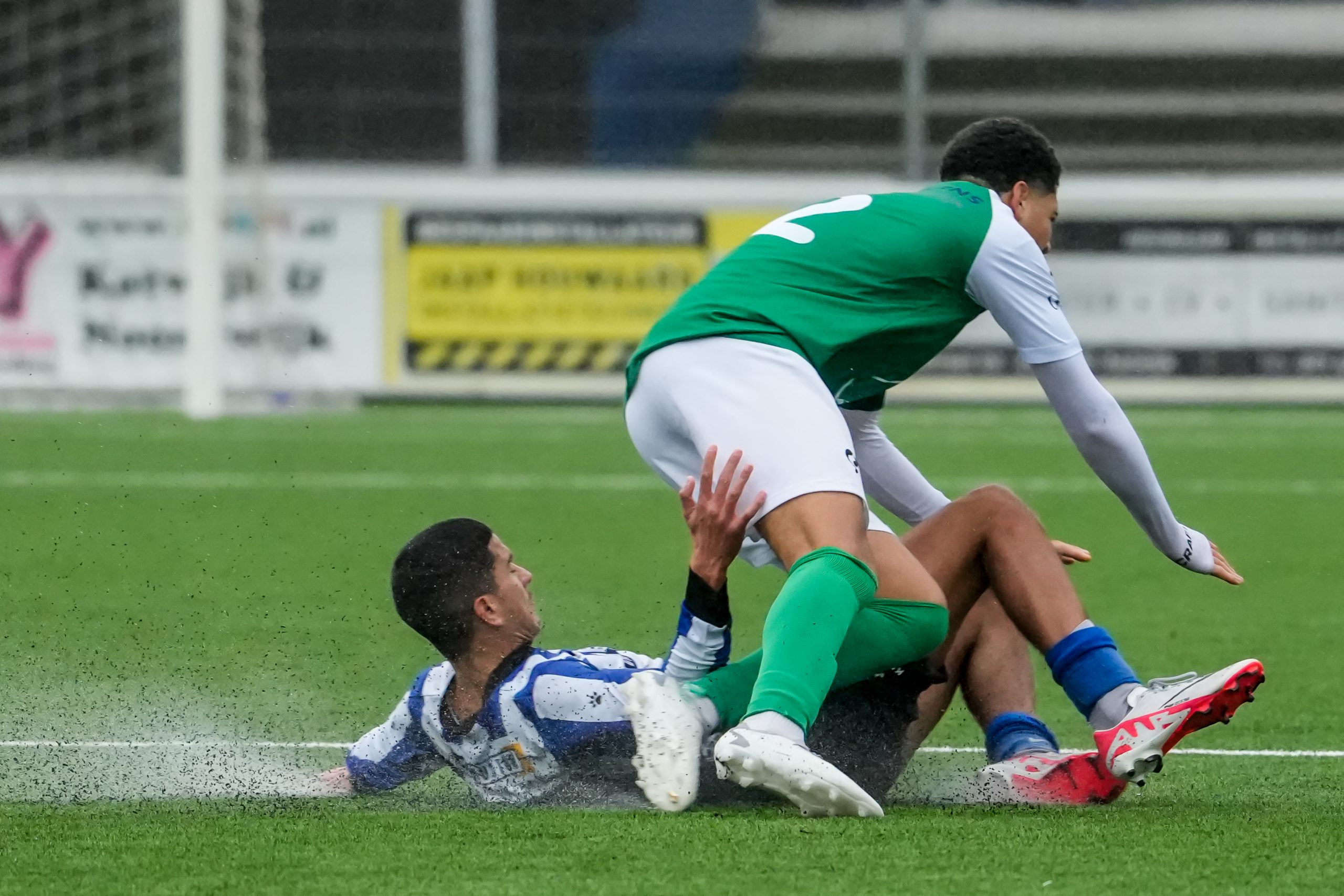 Jong Quick Boys afgetroefd door volwassener Jong USV Hercules