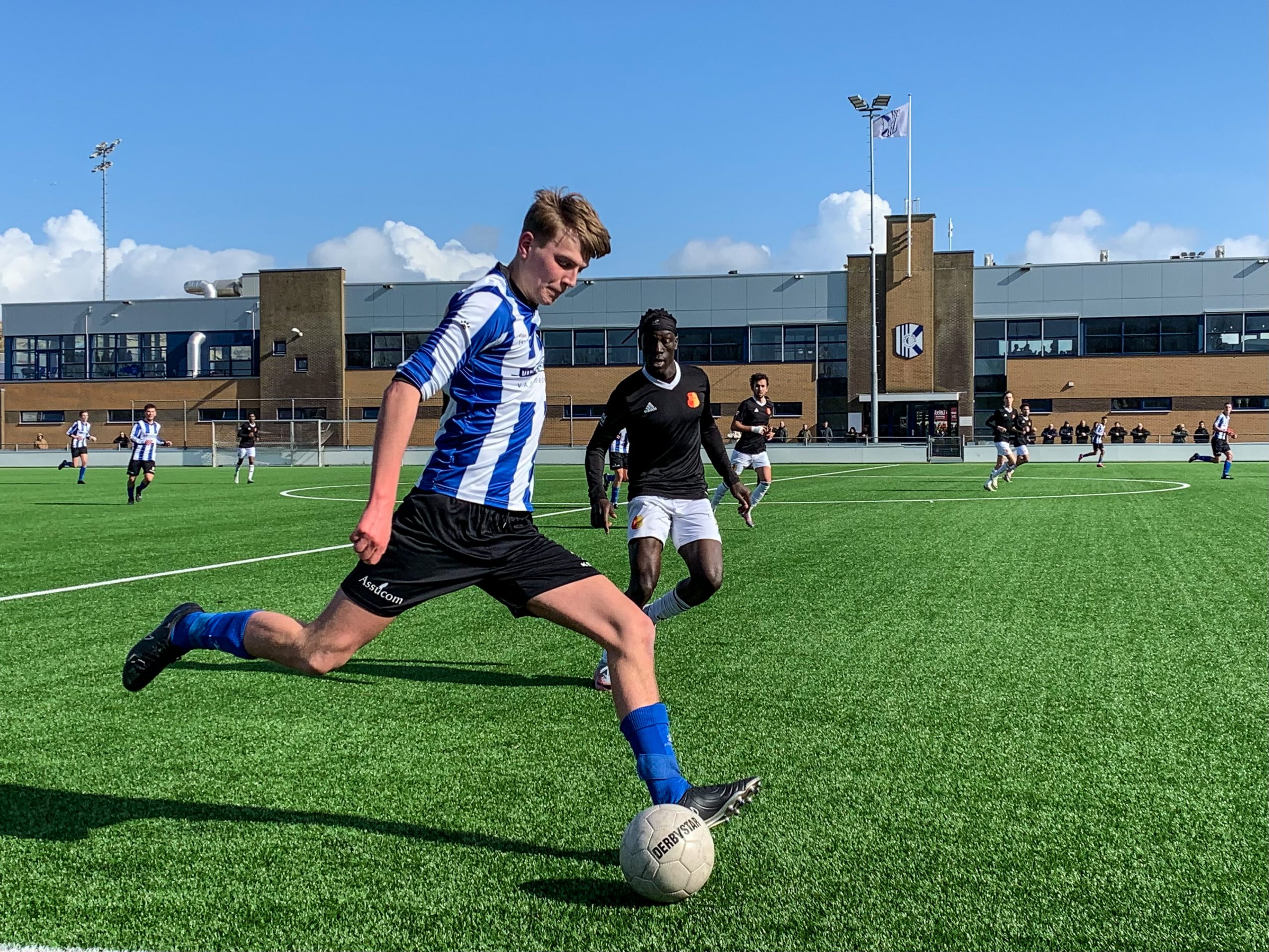 Jong Quick Boys buigt 0-2 achterstand om