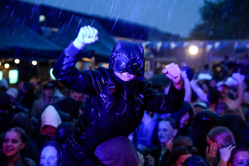 familiedagen, plezier, gezelligheid, regen, blote bast, ontbloot, feest, bikkels (1)